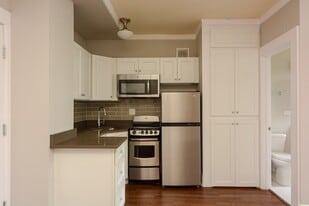 Building Photo - 818 W Lakeside Pl
