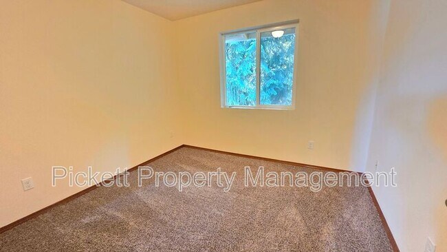 Building Photo - 6710 Takota Pl NE
