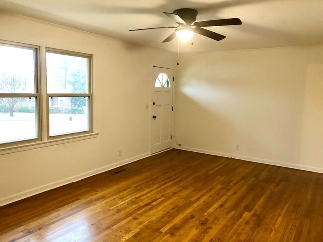 Building Photo - 3 bed 2 bath family rental