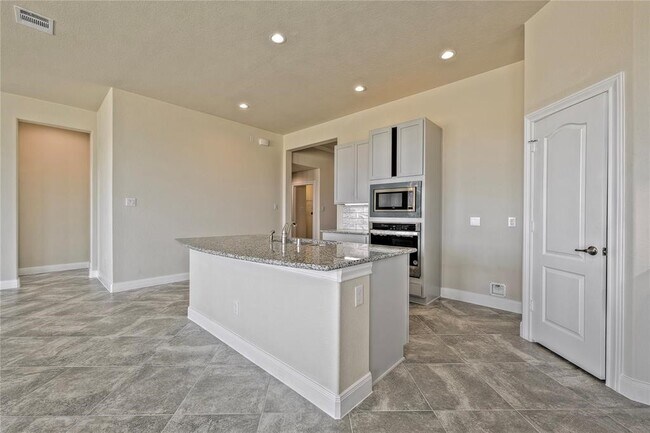 Building Photo - 11927 Champion's Frst Dr