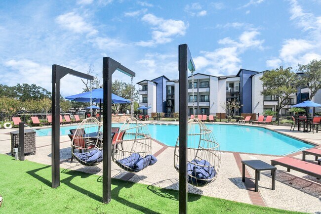 Building Photo - 2701 W Bellfort Ave