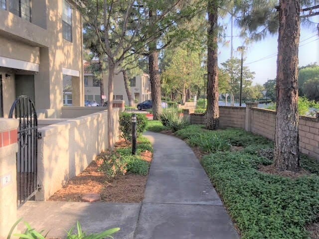 Building Photo - 8167 Vineyard Ave