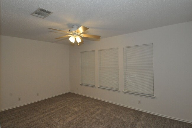 Building Photo - Available NOW! 4 bedrooms, one story, Grea...