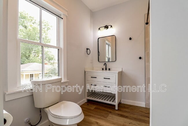 Building Photo - 1025 W 38th St