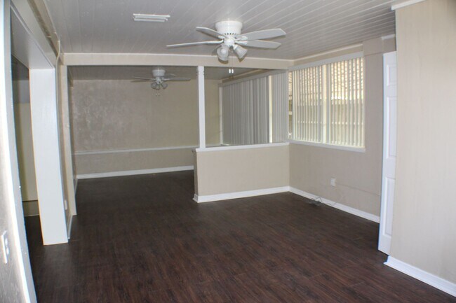 Building Photo - 3 bed 2 bath house