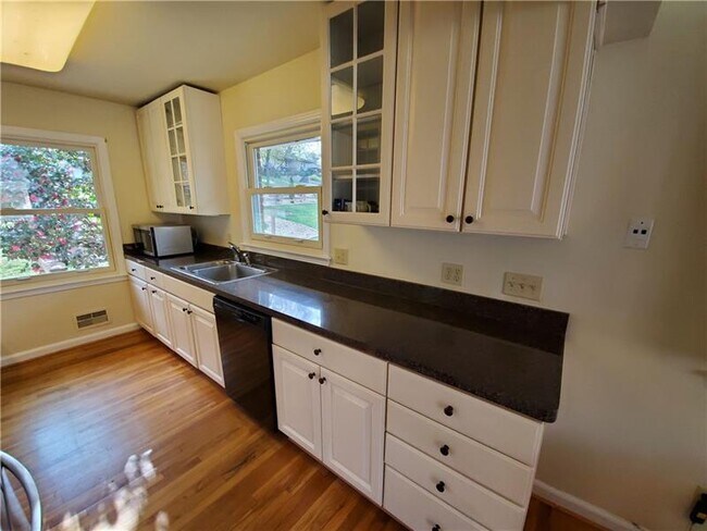 Building Photo - 613 Clairmont Cir