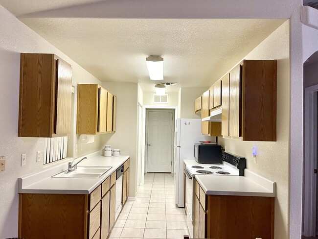 Building Photo - 1215 Mohican Dr