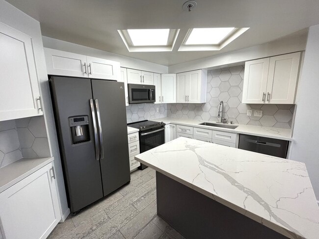 Building Photo - $500 OFF First Month's Rent! 2BR/2BA Downt...