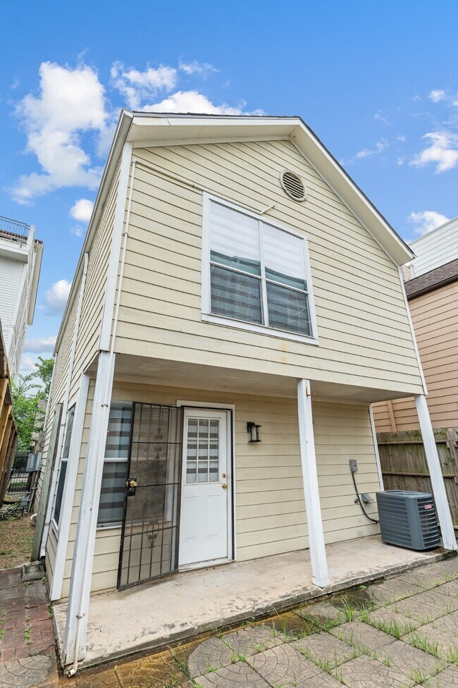 Building Photo - 1008 Robin St