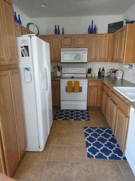 Building Photo - 2862 Kansas Dr