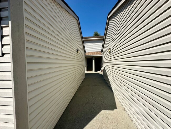 Building Photo - Introducing the Perfect Townhouse Steps Away from Central WA University!