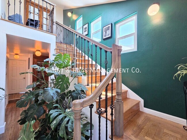 Building Photo - 242 Ximeno Ave