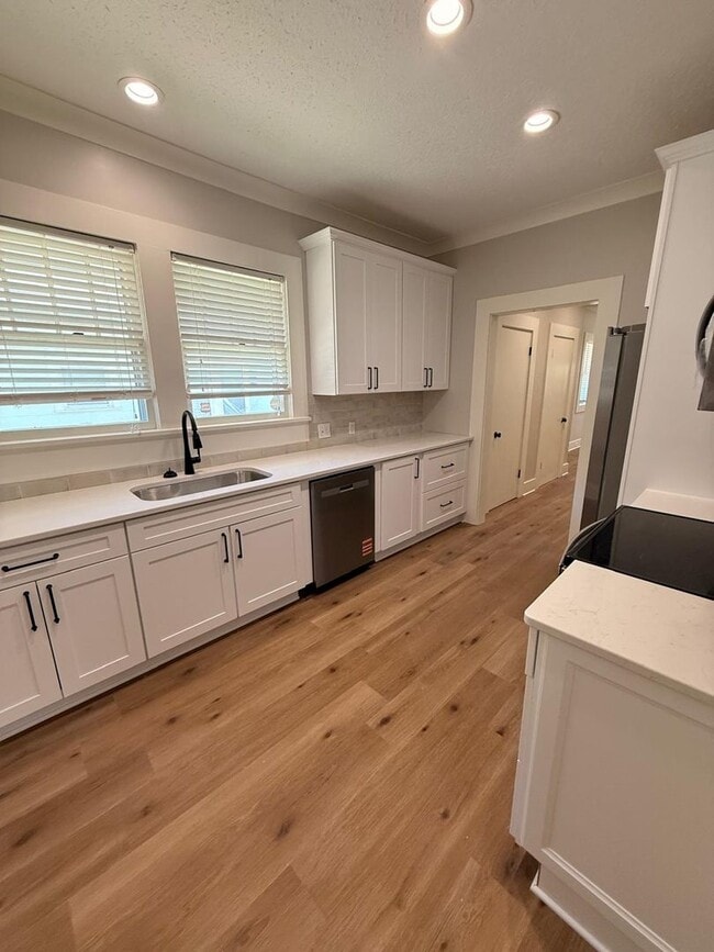 Building Photo - Fully Updated 3BR Home with Quartz Counters & Fenced Yard