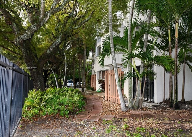 Building Photo - 1910 SW 17th Ave