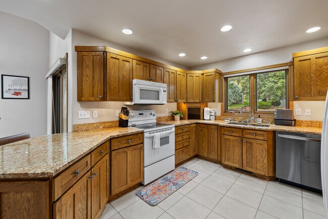 Building Photo - 23679 Dogleg Dr