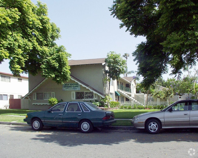 Primary Photo - Colchester Court Apartments