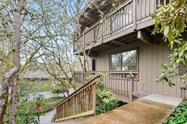 Building Photo - Spacious 1-bdrm/1-bath condo w/ 2 parking spaces. Balcony, fireplace, hot tub, & pool