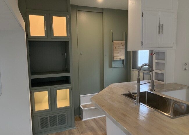 Building Photo - 755 Elmhurst Dr