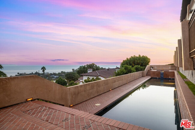 Building Photo - 620 Resolano Dr