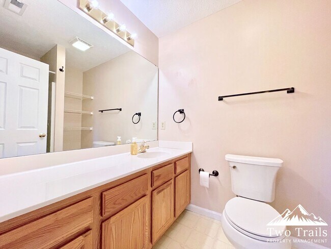Building Photo - 707 Farmington Cir