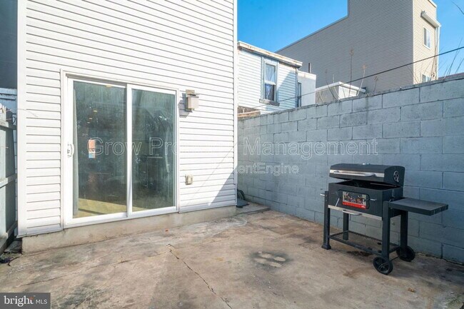 Building Photo - 2028 E Firth St