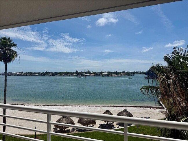 Building Photo - 5701 Bahia Del Mar Cir N