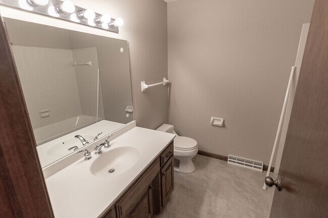 Building Photo - 306 W Briarwood Ln
