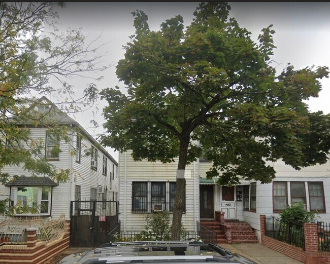 Primary Photo - 3746 93rd St