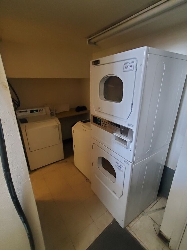 Building Photo - Large and Spacious One Bedroom Available i...