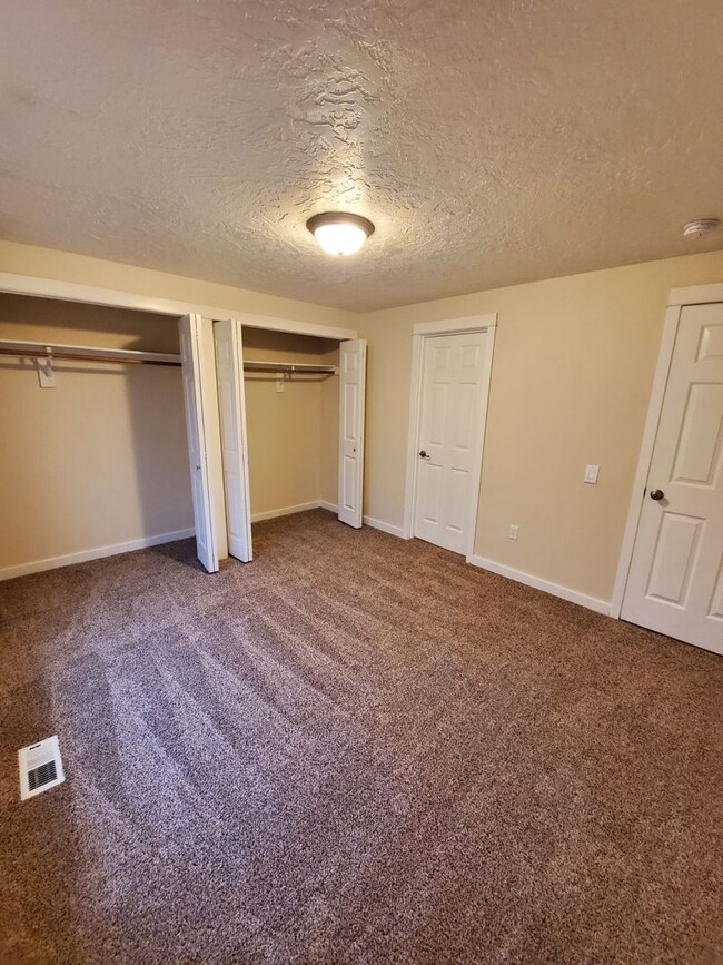 Building Photo - 3 Bedroom, 2 Bathroom Home with a 2 Car Ga...