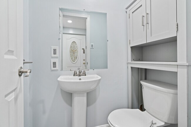 Building Photo - 5905 Hobart St