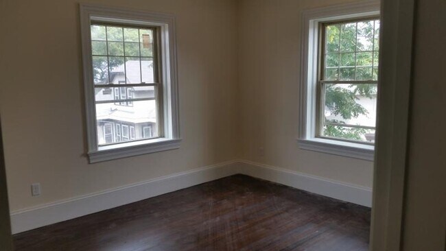 Building Photo - Charming 4 Bedroom-No Broker Fee