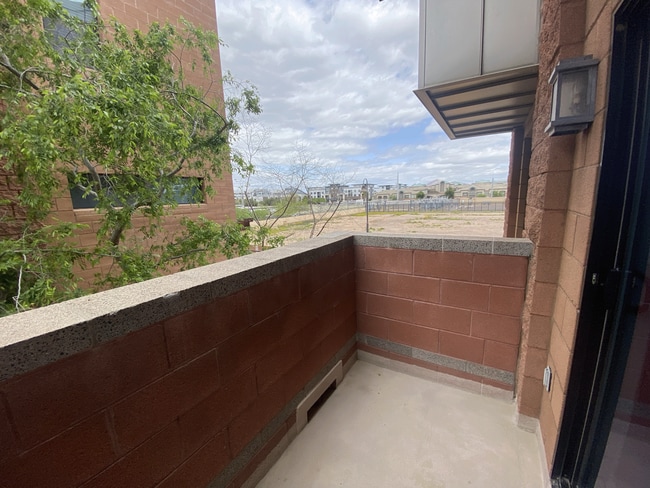 Building Photo - 330 S Farmer Ave