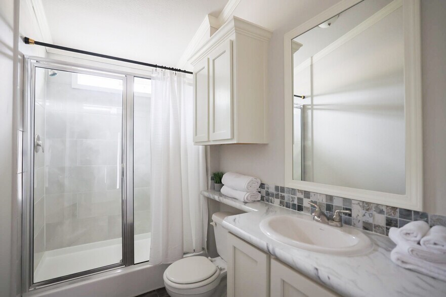Primary bathroom - 813 Toluca