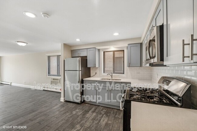 Building Photo - 3940 N Narragansett Ave