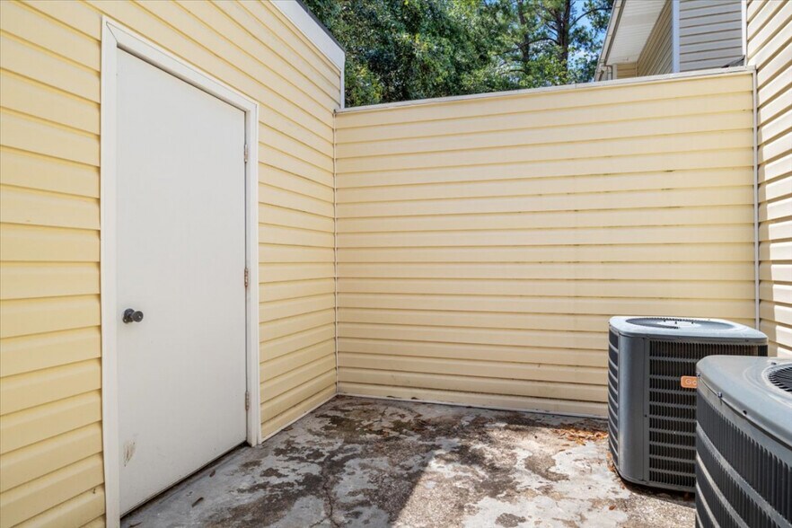 Building Photo - 488 Greenview Dr