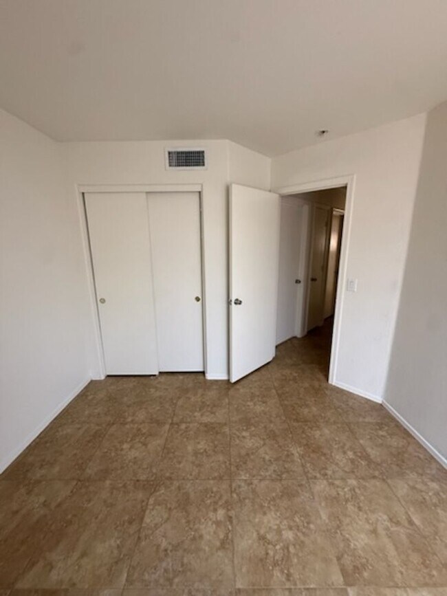 Building Photo - 1704 E Los Alamos St
