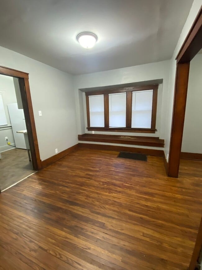 Building Photo - 2 Bedroom, 1 Bath Home Single Stall Attach...