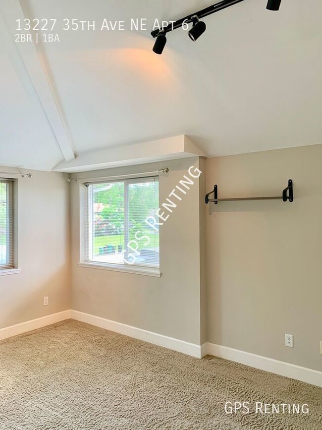 Building Photo - Top floor Condo filled with light