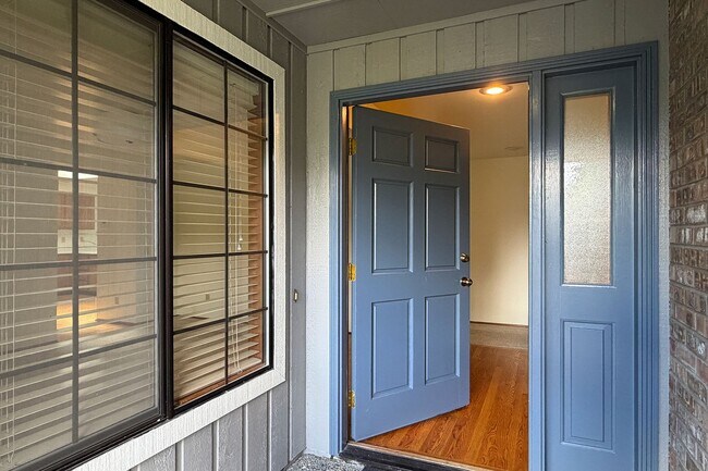 Building Photo - 3bd/2ba Bellevue Home