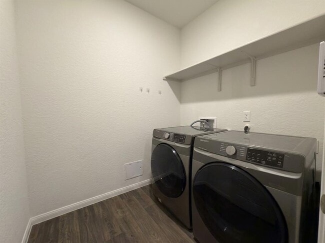 Building Photo - 3001 Egan Dr
