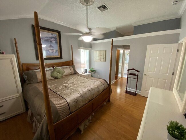 Building Photo - Spectacular ANNUAL LEASE, Fully Furnished ...