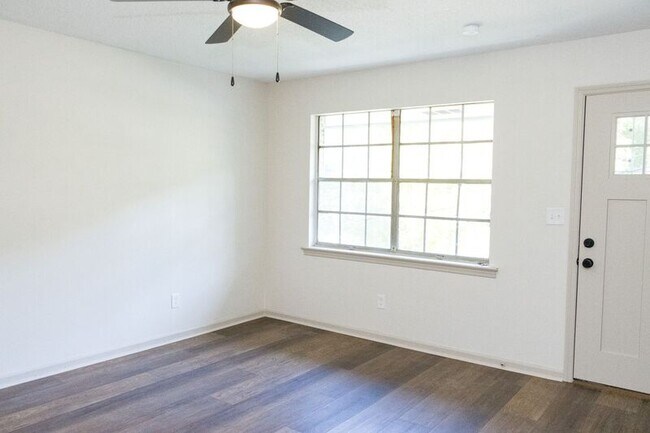 Building Photo - 6404 Middle Dr