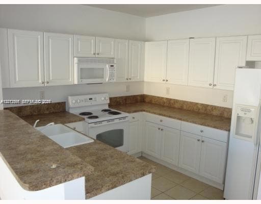 Building Photo - 3375 NE 15th Dr