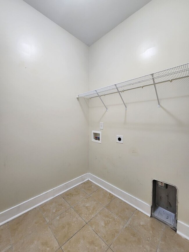 Building Photo - 3 Bedroom home with an upstair bonus room ...