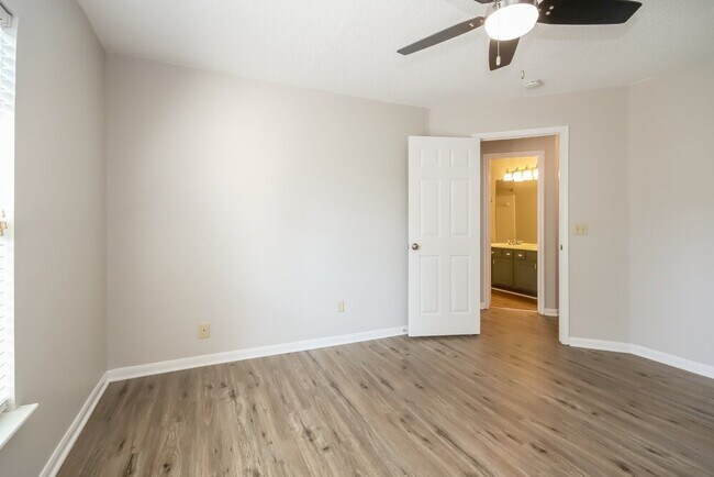 Building Photo - 19019 Oakway Dr