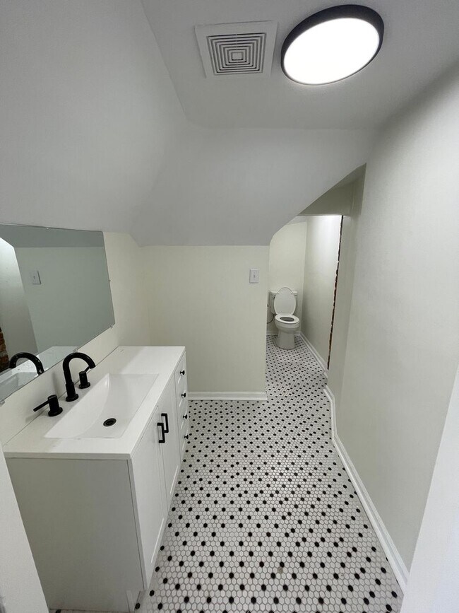 Building Photo - 299 Reinhard Ave