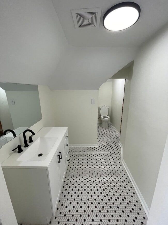 Building Photo - 299.5 Reinhard Ave