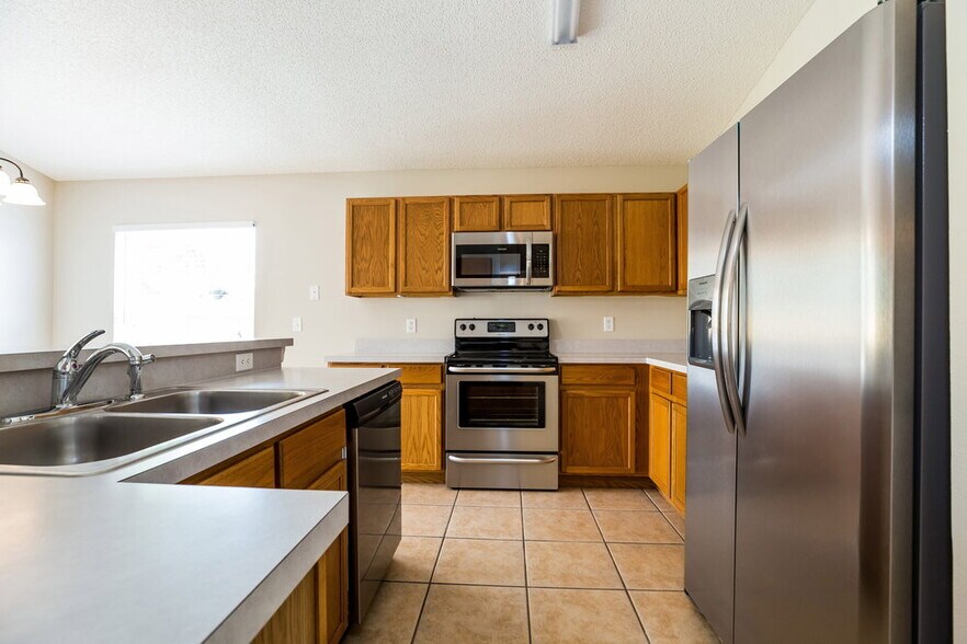 Building Photo - 2041 Bobtail Dr