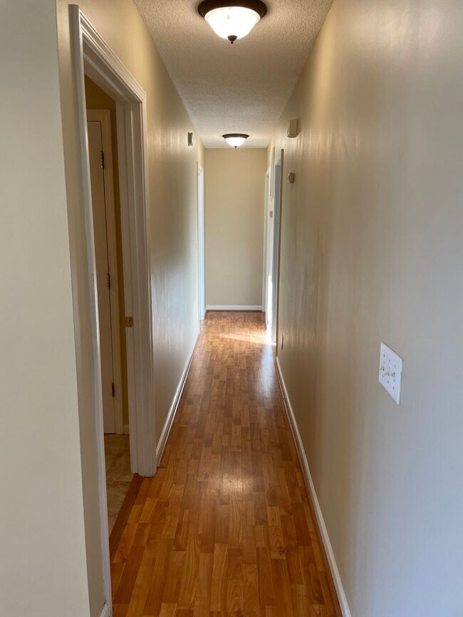 Building Photo - 3 bed 2 bath home